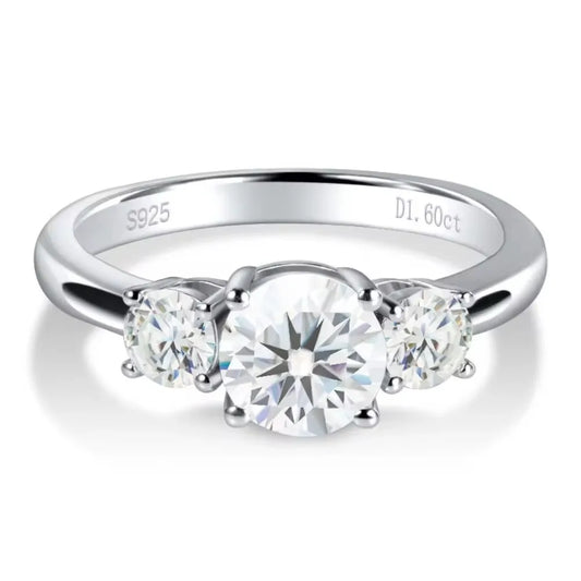 2CT moissanite engagement ring – 925 sterling silver, round brilliant cut, VVS1 clarity, D color. Elegant prong setting with a 1-carat center stone and two 0.3-carat side stones.